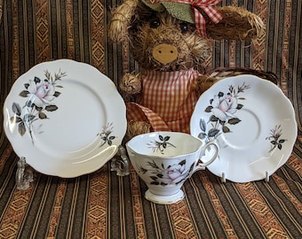 Royal Albert Queen's Messenger trío vintage de taza de té, plato y plato de porcelana china