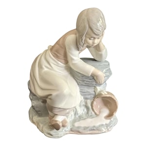 Nao Lladro &#39;Milk Maid&#39; Porcelain figurine