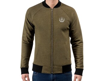 Pode incluir: Uma jaqueta bomber verde com zíper preto e punhos e cintura canelados pretos. A jaqueta tem um pequeno logotipo bordado no peito esquerdo.
