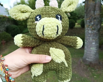 Vache à feuilles en peluche verte (crochet)