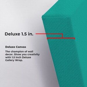 Peut inclure: Gros plan sur une toile turquoise enroul&eacute;e autour d'un cadre en bois. La toile a une &eacute;paisseur de 1,5 pouce. Le texte "Deluxe 1,5 in." et "Deluxe Canvas" est visible sur l'image. Le texte se lit comme suit : "The champion of wall decor. Show you creativity with 1.5 inch Deluxe Gallery Wrap."