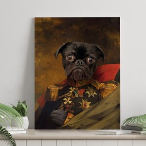 以下が含まれることがあります： 金色の縁取りとメダルが付いた軍服を着た黒いパグ犬。犬は赤と緑の背景の椅子に座っています。