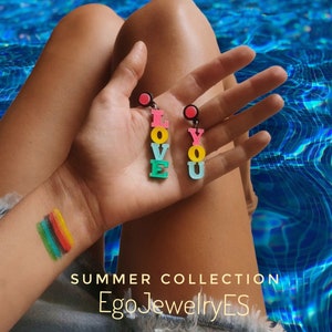 Ich liebe dich Ohrringe. Regenbogen-Ohrringe. Umweltfreundlicher Schmuck. Bunte Ohrringe mit Aufschrift. LGBT-Stolz-Schmuck. Asymmetrische Ohrringe