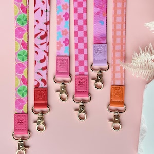 Porta-crachá personalizado com cordão | Cordão de trabalho com estampa vibrante e detalhes dourados