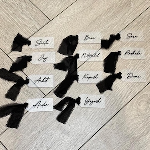 Nombres de lugares acrílicos esmerilados personalizados Tarjetas de nombre Arco con cinta - Varios colores de cinta - 4,5 x 9 cm -