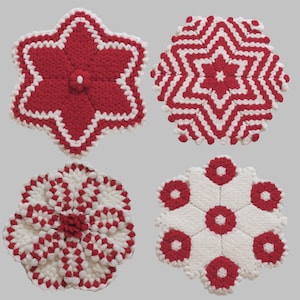 Puede incluir: Cuatro salvamanteles hechos a mano, de ganchillo rojo y blanco, con varios diseños de estrellas y flores. Los salvamanteles están hechos de hilo grueso y presentan patrones intrincados. La combinación de colores es principalmente roja y blanca.