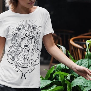 Medusa&#39;s Face Unisex T-shirt | Medusa Greek Mythology T-shirt for Men and Women | Medusa T-shirt | Cute Gift for Her | Witchy Woman