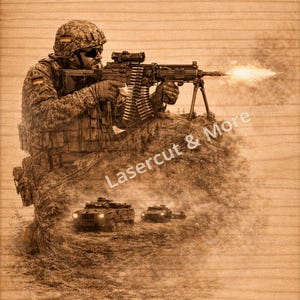 Könnte beinhalten: Sepiafarbene Abbildung eines Soldaten, der mit einem Maschinengewehr schießt, mit einem Lichtblitz aus dem Lauf. Der Soldat trägt Tarnausrüstung und einen Helm. Zwei Militärfahrzeuge sind im Hintergrund. Der Text "Lasercut & More" ist sichtbar.