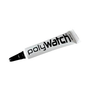 Op de afbeelding: Een witte tube PolyWatch-poetsmiddel met een zwarte applicatortip. De tube is gelabeld met "PolyWatch Polish".