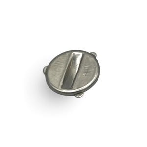Op de afbeelding: Een cirkelvormige zilverkleurige metalen sluiting met een centrale verzonken gleuf en drie kleine uitstekende lipjes langs de buitenrand. Het oppervlak heeft een gladde, metalen afwerking met een zichtbare kruisvormige markering aan de rechterkant.