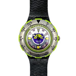 以下が含まれることがあります： 黒いリブ付きバンドとシルバーのベゼルが付いたスウォッチの腕時計。文字盤は、ネオンの緑とシルバーのデザインで、青と黄色の中心があります。この時計はスイス製です。