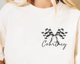 Camiseta personalizada para el día de la carrera para mujer, camiseta de carreras personalizada, camiseta coqueta con lazo a cuadros, linda camiseta para mamá de carreras, diseño de lazo y bandera, esposa de carreras