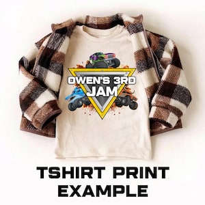 Puede incluir: Una camiseta color crema con un gr&aacute;fico de monster trucks y el texto "OWEN'S 3RD JAM" dentro de un tri&aacute;ngulo amarillo. La camiseta se combina con una chaqueta a cuadros marr&oacute;n y crema. Las palabras "TSHIRT PRINT EXAMPLE" est&aacute;n impresas debajo.