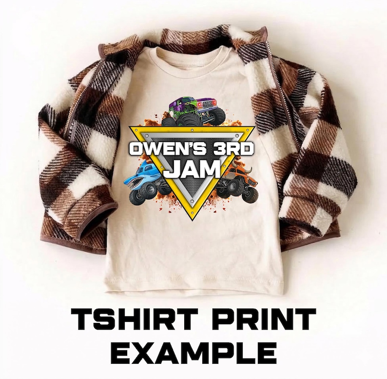 Puede incluir: Una camiseta color crema con un gr&aacute;fico de monster trucks y el texto "OWEN'S 3RD JAM" dentro de un tri&aacute;ngulo amarillo. La camiseta se combina con una chaqueta a cuadros marr&oacute;n y crema. Las palabras "TSHIRT PRINT EXAMPLE" est&aacute;n impresas debajo.