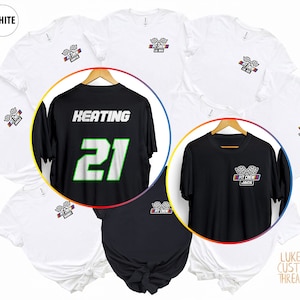 Peut inclure: Cinq t-shirts, deux noires et trois blanches, sur le thème de la course automobile. Les t-shirts noirs arborent un logo qui dit "Pit Crew" et les t-shirts blancs ont un logo avec le même texte. Un t-shirt noir porte le nom "HEATING" et le numéro "21" au dos.
