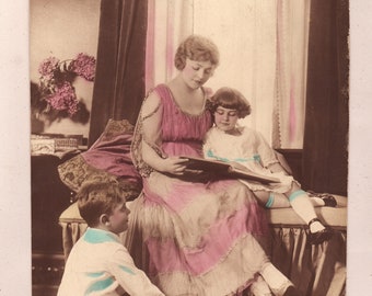 Fotografía coloreada a mano de la década de 1920: "La historia favorita".