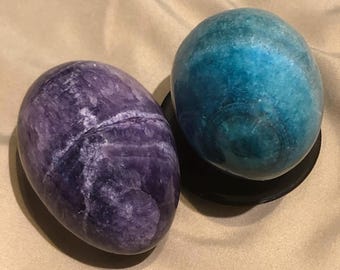 Huevos de piedra de dos colores