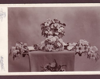 Tarjeta fotográfica antigua tipo gabinete - Bodegón con arreglo floral