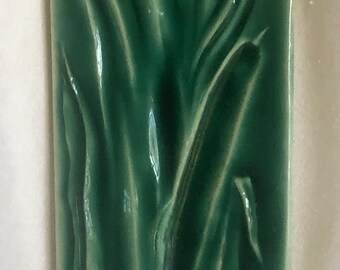 Azulejo de porcelana hecho a mano con diseño de espadaña verde de David Regan