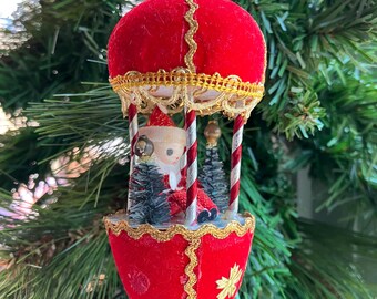Adorno navideño antiguo: Papá Noel montado en un globo, década de 1960.