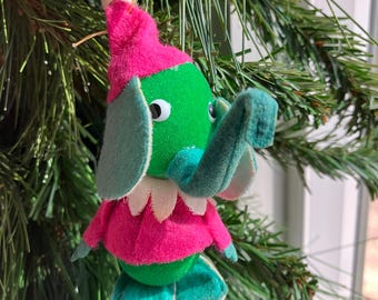 Adorno navideño antiguo: elefante de fieltro con gorro rosa, de la década de 1960 o anterior.