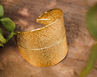 Real leaf bangle | 18k Recycled Gold | Handmade in Brazil | Sustainable Jewelry | Non Allergenic | Single leaf gold bracelet