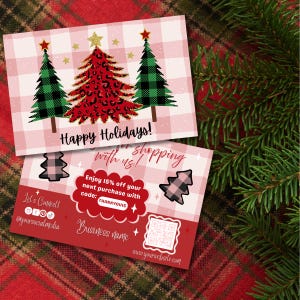 Puede incluir: Dos tarjetas temáticas navideñas con un patrón de cuadros rojos y blancos. La tarjeta superior presenta tres árboles de Navidad y el texto "Happy Holidays!". La tarjeta inferior incluye una oferta de descuento.