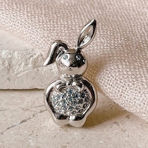 Broche pequeño con forma de conejo de plata y cristal CIRO