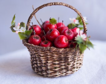 Pommes rouges miniatures en fleurs