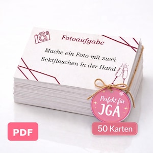 Könnte beinhalten: Ein Stapel weißer Karten, die mit Bindfaden zusammengebunden sind und burgunderfarbenen Text und Illustrationen aufweisen. Die Karten zeigen die Wörter "Fotoaufgabe" und "Mache ein Foto mit zwei Sektflaschen in der Hand". Ein rosa Anhänger lautet "Perfekt für JGA" und "50 Karten".