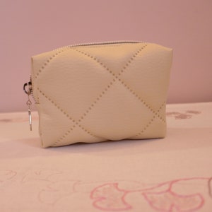 Mini pochette en simili cuir personnalisée avec fermeture éclair .