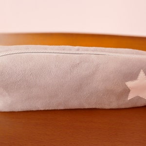 Trousse rectangulaire à crayons ou maquillage grise.