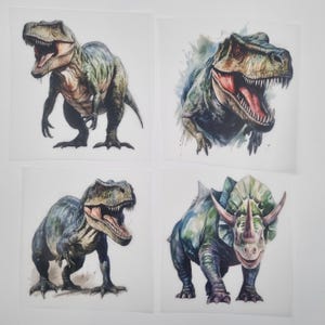 Op de afbeelding: Vier aquarel illustraties van dinosaurussen. De eerste twee zijn van een Tyrannosaurus Rex, een met zijn bek open en de andere met zijn bek dicht. De derde is een andere Tyrannosaurus Rex met zijn bek open. De vierde is een Triceratops met zijn bek open.