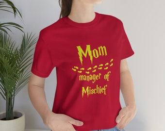 Camisa Manager of Mischief (Mamá) - Cita de Potter de Harry Potter por J. K. Rowling texto de fantasía diseño personalizado manga corta