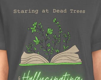 Mirando fijamente la camisa de los árboles muertos - Just Shower Thoughts cita leyendo ficción diseño personalizado manga corta