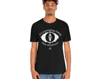 Camisa Shadows Pass - Cita de Samwise de El Señor de los Anillos de JRR Tolkien texto de fantasía diseño personalizado manga corta