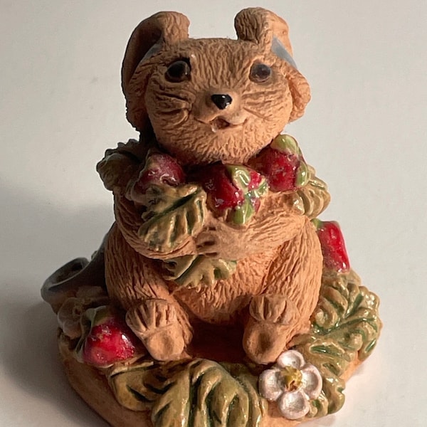 Figurine souris aux fraises par June Sears Terre cuite et émaillée, signée vtg