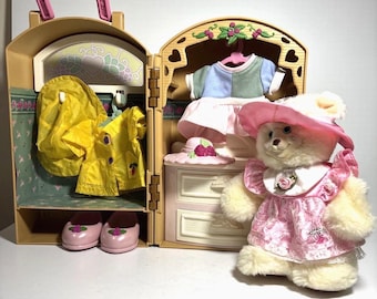 Fisher Price Briarberry Bear Wardrobe Carrycase  BerryLouise Plush & Outfit Lot