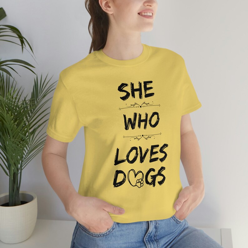 Dog Mom T-shirt Cadeau de fête des mères pour elle, Chemise d’amoureux de chien mignon pour femmes, Tee-shirt d’amoureux de chien, Cadeau de promeneur de chien, T-shirt de groupe de chiens Yellow