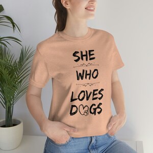 Dog Mom T-shirt Cadeau de fête des mères pour elle, Chemise d’amoureux de chien mignon pour femmes, Tee-shirt d’amoureux de chien, Cadeau de promeneur de chien, T-shirt de groupe de chiens Heather Peach