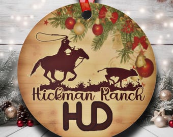 パーソナライズされた子牛ローピング牧場カウボーイウエスタンオーナメント、カスタムクリスマスオーナメント、牧場主へのクリスマスギフト、ウエスタンストッキングスタッファー
