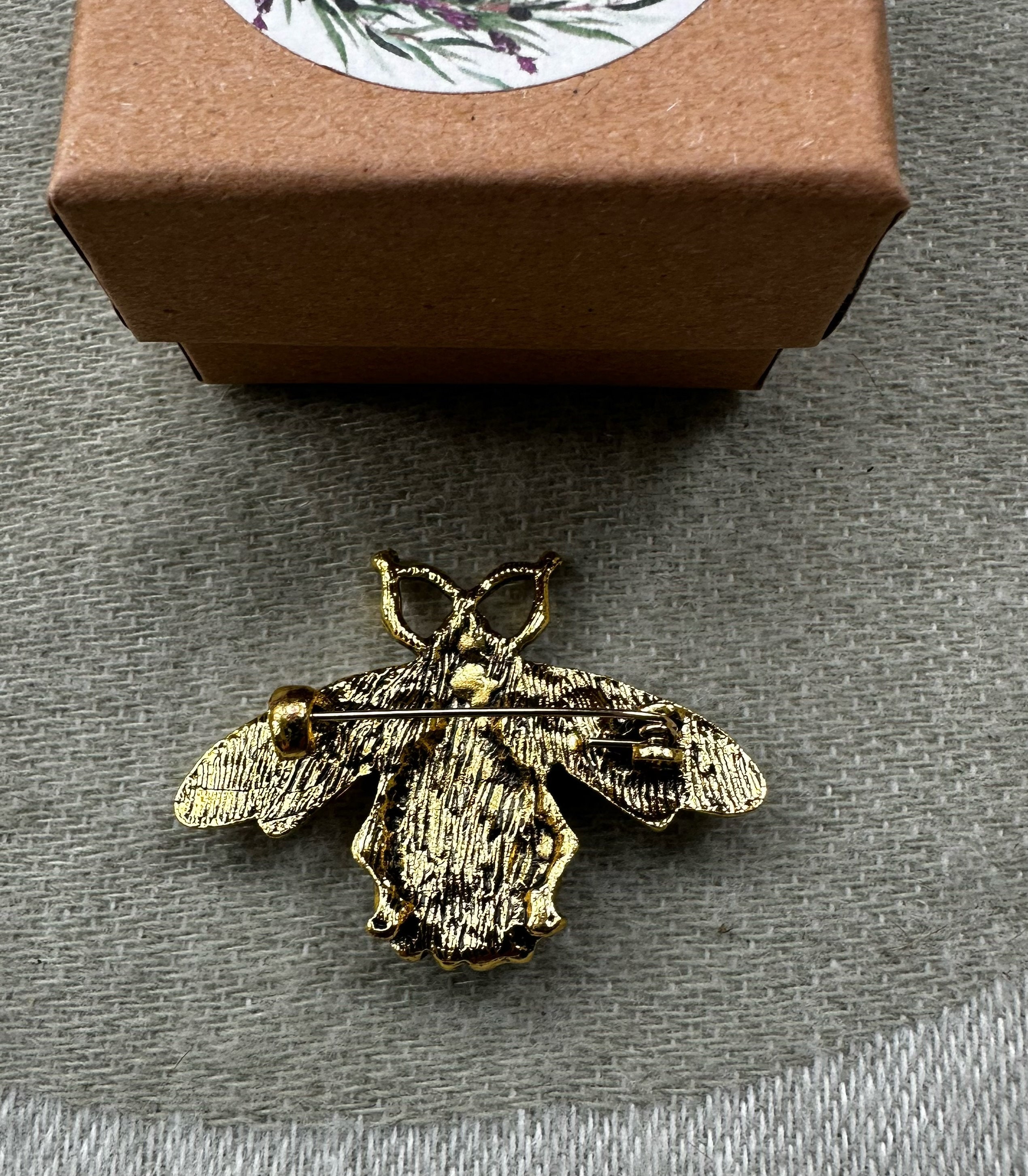 Tres Chic Bee Broach main image 1