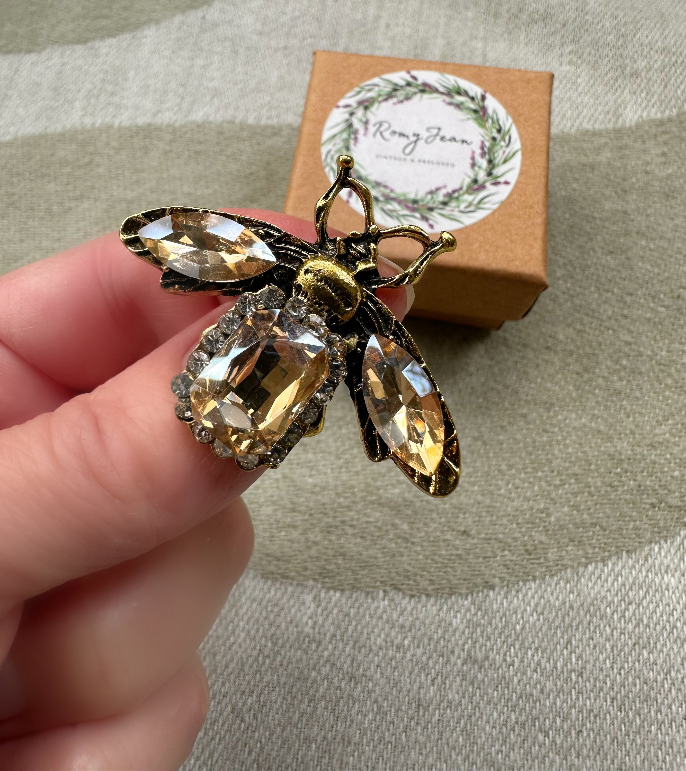 Tres Chic Bee Broach main image 0