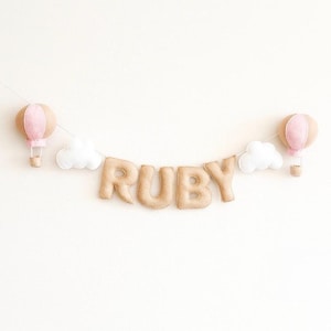 Girlanda z imionami z balonów na ogrzane powietrze — niestandardowe litery z filcu