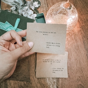 Cartes de citations de livres inspirantes - Parfaites pour la positivité et la pleine conscience | Personnalisez en cadeau des citations de votre livre préféré.