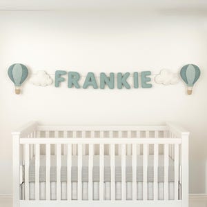 Guirnalda personalizada con nombre de globo aerostático: letras de fieltro personalizadas para la habitación de tu bebé y decoración de baby shower con temática de nubes.