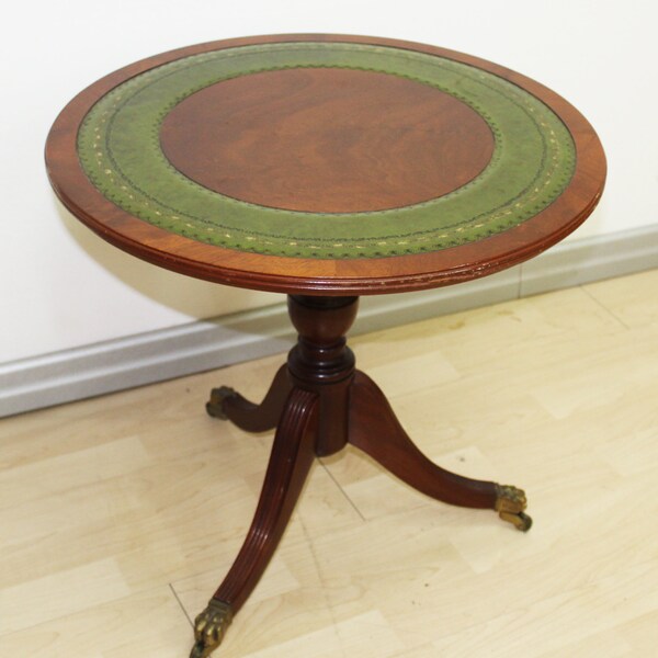 Table basse en acajou, dessus en cuir vert anglais, pattes de lion sur roulettes Table vintage de style Régence