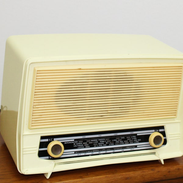 Radio vintage à lampes FM 32 en bakélite blanche -