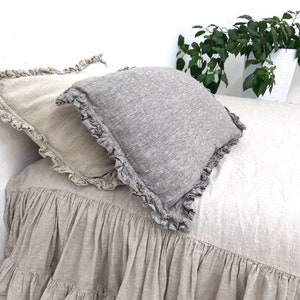 Federa per cuscino con piccolo volant. Chiusura con bottoni. Biancheria da letto in lino naturale. Federe per cuscino in lino con volant. Biancheria da letto shabby chic. Federa per cuscino con volant