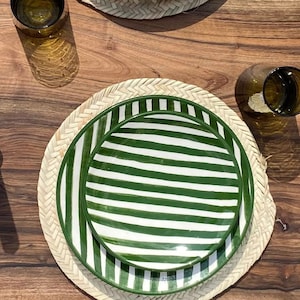 Assiette céramique à rayures verte